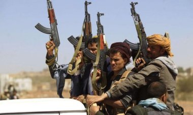 قاضي حوثي يقتحم صيدلية ويقوم بطعن مالكها عدة طعنات