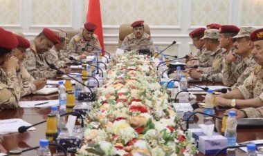 الفريق الداعري يترأس اجتماعا لقيادات وزارة الدفاع في العاصمة عدن