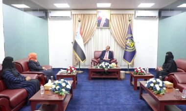 اللواء بن بريك يطلع على سير عمل مستشفى الصداقة التعليمي العام