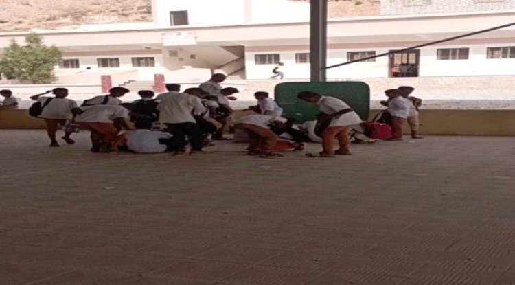 طلاب مدرسة ”مليل“ في المكلا يفترشون ساحة المدرسة بسبب عدم استكمال الفصول الدراسية