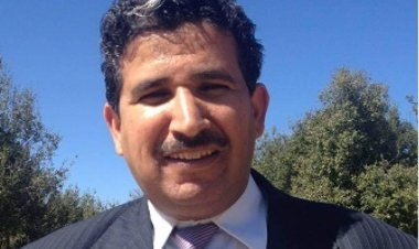 قاضي يكشف عن تنكر رجال الاستخبارات بهيئة مجانين بعد تمكنه التعرف على قائدهم وهم في مهمة لمراقبته بصنعاء