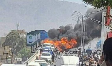 حريق يلتهم مجموعة من السيارات على جسر مزدحم شمال صنعاء