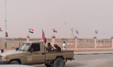 اعلام دولة الجنوب تزين شوارع مدينة عتق عاصمة محافظة شبوة