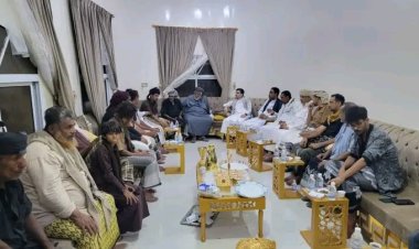 رئيس انتقالي المهرة والوفد المرافق له يؤدون واجب العزاء لأسرة الفقيد بن صانون