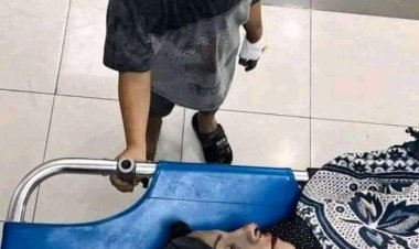 طفل غزة يتسائل من مات أولاً أُمه أم أمته العربية