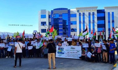 طلاب جامعة شبوة ينفذون وقفة احتجاجية تنديداً بجرائم الاحتلال الصهيوني في غزة