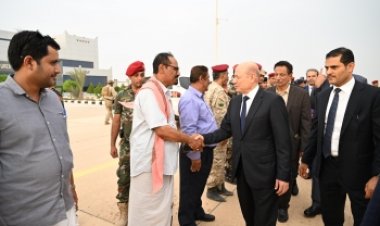 العليمي يصل الى المهرة في مهمة عاجلة