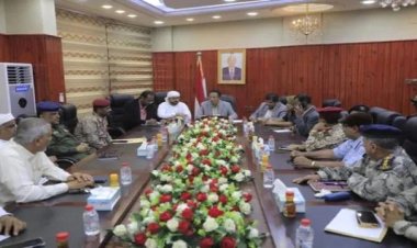 لجنة الطوارئ في محافظة المهرة تستعرض مستجدات الإعصار ” تيج “