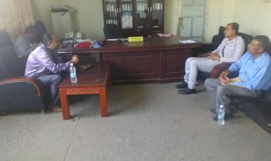 نائب رئيس انتقالي أبين يناقش مع مدير عام مكتب التربية والتعليم بالمحافظة جملة من القضايا المتعلقة بالعملية التعليمية