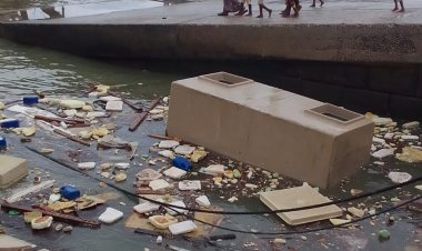 غرق سفينة تموين محملة بالمواد الغذائية والغاز المنزلي بسقطرى بسبب إعصار *تيج*