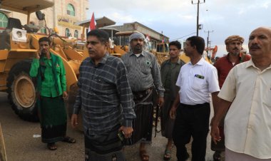 انتقالي حضرموت ينشر آليات لفتح الطرقات ورفع مخلفات الأمطار لمواجهة الحالة المدارية "تيج"