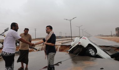 المهرة: بن عفرار يتفقد الاضرار الأولية لإعصار تيج … ويؤكد بان حجم الاضرار كبيرة جداً وكارثية ويدعو المنظمات للتدخل العاجل