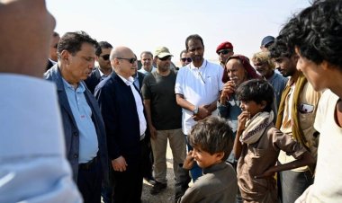 العليمي يتفقد المناطق المتضررة من الاعصار المداري بالمهرة