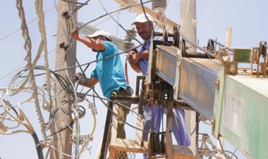 التيار الكهربائي يعود تدريجياً إلى عدد من أحياء مدينة الغيضة بعد خروجه عن الخدمة جراء الإعصار