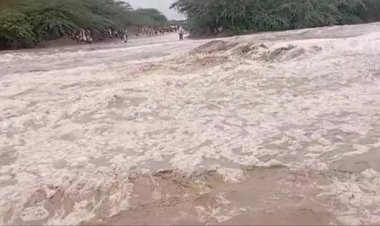 عشرات الأسر المسافرين عالقين في أبين منذ صباح اليوم بسبب استمرار تدفق السيول