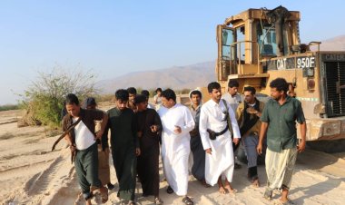 الشيخ راجح باكريت يشرف على شق الطرقات ومساعدة المتضررين من إعصار تيج في المهرة