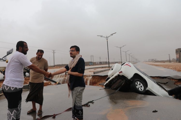 المهرة: بن عفرار يتفقد الاضرار الأولية لإعصار تيج … ويؤكد بان حجم الاضرار كبيرة جداً وكارثية ويدعو المنظمات للتدخل العاجل