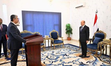 خالد بحاح يؤدي اليمين الدستورية امام رئيس مجلس القيادة الرئاسي