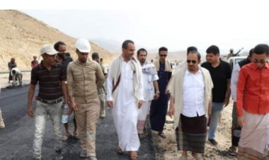 محافظ حضرموت يتفقّد أعمال السفلتة بطريق (بارادام – امبيخة)