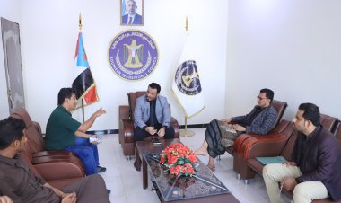 اشاد بتدخلات الهلال في المحافظة.. رئيس انتقالي شبوة يلتقي بمدير مكتب هيئة الهلال الأحمر الإماراتي بالمحافظة