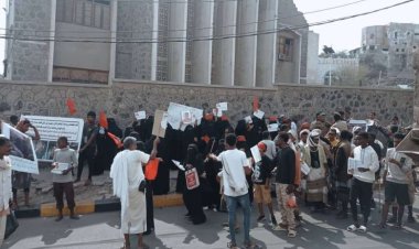 أبين : وقفة احتجاجية للمطالبة بتنفيذ حكم الإعدام بحق قتلة الشابين صالح الحدي وعلاء الحميقاني