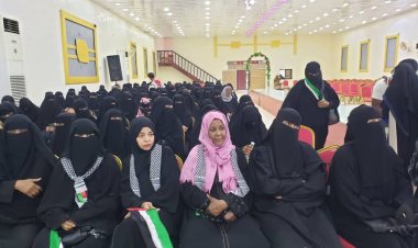 الشؤون الاجتماعية وإدارة المرأة والطفل بانتقالي أبين يشاركن في الوقفة التضامنية وتوزيع المشاريع الصغيرة لاتحاد النساء بالمحافظة