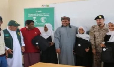 المحافظ الثقلي يطلق مشروع توزيع الأثاث المدرسي في سقطرى