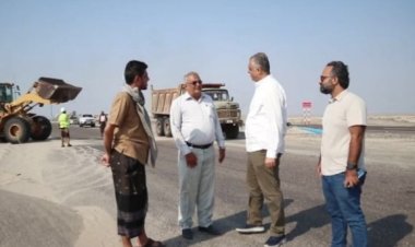 الماس يطلع على إزاحة الرمال في طريق العلم - دوفس في أبين