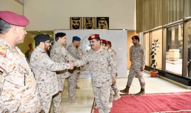 وزير الدفاع يزور قيادة القوات المشتركة للتحالف العربي في الرياض