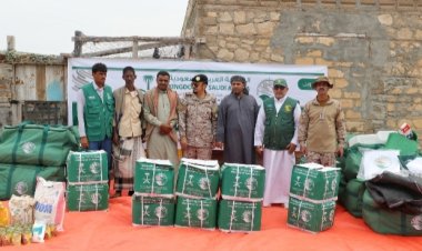 المحافظ الثقلي واللواء البقمي يدشنان تسليم السلل الغذائية والمواد الإوائية المقدمة من مركز الملك سلمان لأهالي جزيرتي عبدالكوري وسمحة