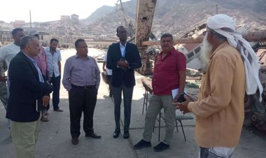 مصائد خليج عدن وبرنامج الأمم المتحدة UNDP يطلعون على سير اعمال انتشال السفن الغارقة من ميناء الاصطياد بالتواهي