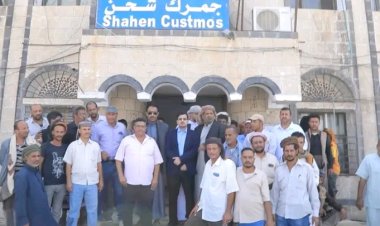 رئيس انتقالي المهرة بن عفرار يزور منفذ شحن الحدودي مع سلطنة عُمان ويطلّع على سير عمل الجمرك