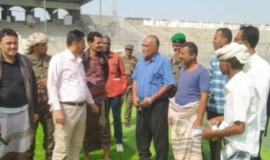غيثان يطلع على سير العمل في ملعب الشهداء بأبين