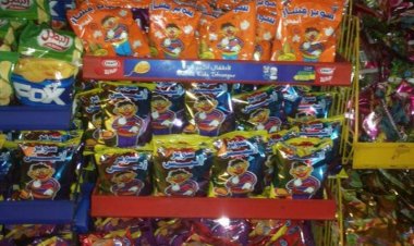 مكتب الصناعة في محافظة يمنية يمنع استيراد وبيع منتج غذائي للاطفال لإحتوائه على قطع من الحديد