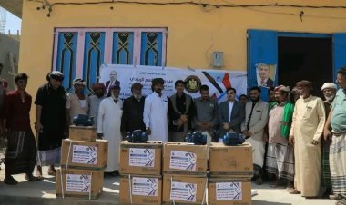 بحضور الحوشبي وقيادة السلطة المحلية بالمحافظة ... رئيس انتقالي المهرة يدشن مبادرة توزيع وحدات ضح المياه لمتضرري إعصار تيج