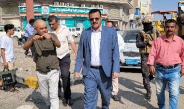 مدير عام المنصورة يدشن مشروع إعادة تأهيل لأحد الطرق المتهالكة بالمديرية بتكلفة "70" مليون ريال