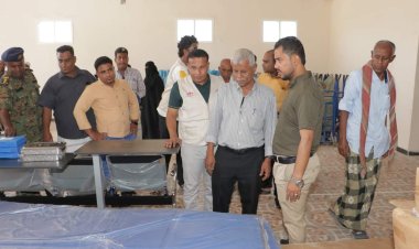 السلطة المحلية بمديرية الشحر تدشن استلام الأجهزة الطبية لمستشفى الشحر العام المقدمة من الشعب الامريكي