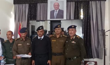 شرطة محافظة تعز تشرف على اجراءات الاستلام والتسليم بين مدير الجوازات السلف والخلف