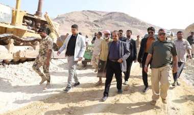 محافظ حضرموت يتفقد العمل بمسارات طرق جديدة وإعادة تأهيل الشوارع الرئيسة بالمكلا