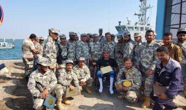 رئيس مصلحة خفر السواحل يُكرّم طاقم زورق الدوريات عدن ومجموعة الغواصين