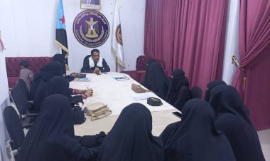 نائب رئيس انتقالي المهرة يلتقي بمندوبات طالبات الجامعة و المعاهد من مديريات المحافظة