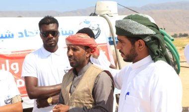 اتحاد شباب الغد بالمهرة يوزع مياه الشرب لابناء حصوين