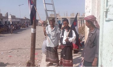 تزيين شارع أحور العام بأعلام الجنوب احتفاءً بالذكرى 56 لعيد الاستقلال 30 نوفمبر