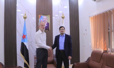 رئيس الهيئة التنفيذية للمجلس الانتقالي الجنوبي بالمهرة بن عفرار يلتقي باحثاً بريطانياً ويطلعه على أوضاع المحافظة