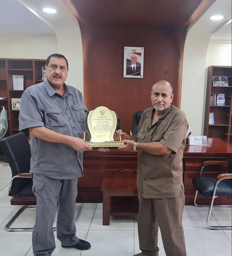 مدير أمن العاصمة عدن يُكرم مدير البحث الجنائي السابق بدرع الشكر والتقدير