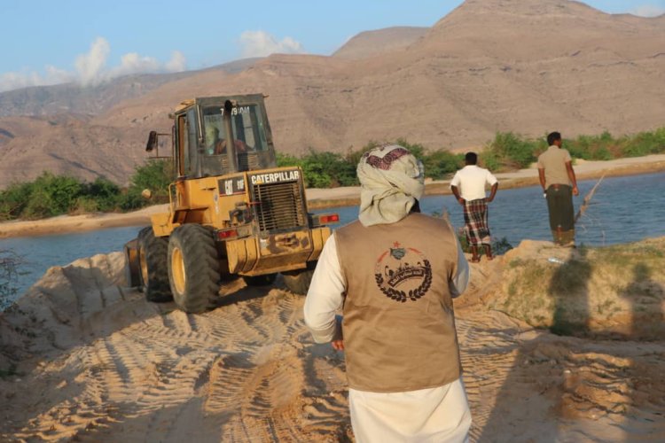 ‏اتحاد شباب الغد بالمهرة يتكفل بشق الطرقات الفرعية المتضررة بحصوين