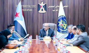 الكثيري يطّلع على تقرير اللجنة المكلفة من الرئيس الزُبيدي بالنزول إلى نقاط الجباية في محافظة أبين