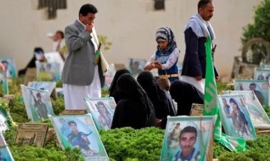 في وقت تحتفل بذكرى الشهيد.. مليشيا الحوثي توقِف المعونات الشهرية عن عائلات قتلاها
