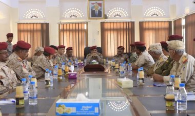 وزير الدفاع يعقد اجتماعاً موسعاً بقيادة المنطقة العسكرية الثانية