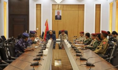 محافظ حضرموت ووزير الدفاع يترأسان اجتماعًا للجنة الأمنية بالمحافظة